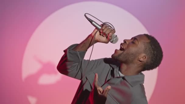 정신적으로 아프리카 미국인 남자가 분홍색 마이크로 노래하는 — 비디오