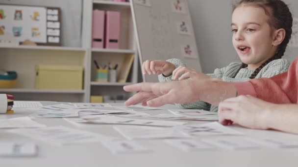 Medio Primer Plano Con Lentitud Niña Años Aprendiendo Alfabeto Usando — Vídeo de stock