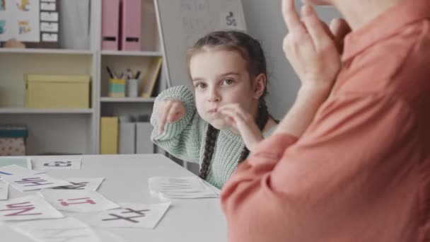 Medio Primer Plano Con Lentitud Niña Años Terapeuta Del Habla — Vídeo de stock