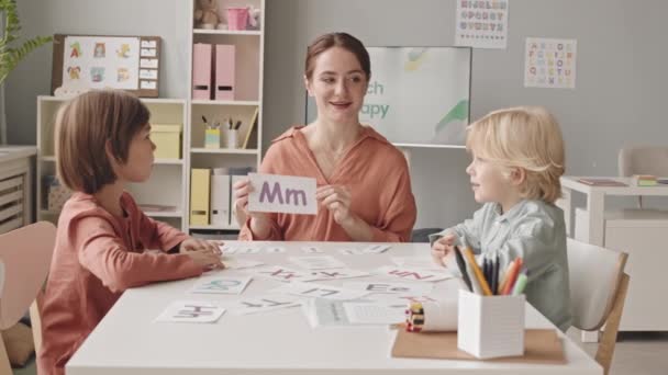 Midja Upp Slowmo Skott Två Små Pojkar Att Lära Sig — Stockvideo