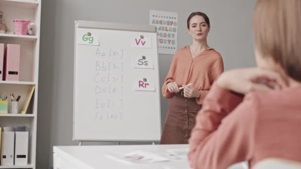 Medium Slowmo Shot Young Female Teacher Giving Speech Therapy Lesson — Stok video