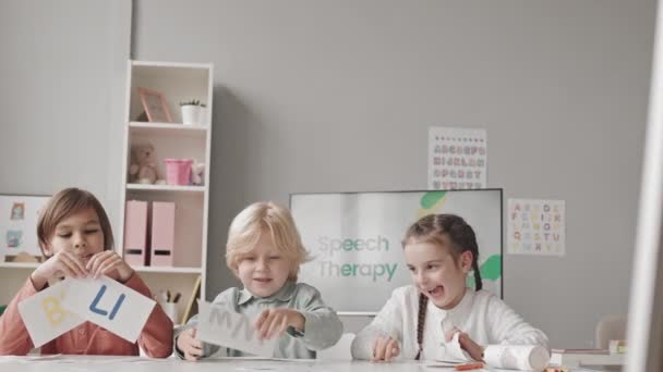 Περιμένετε Μέχρι Αργό Πλάνο Των Τριών Χαρούμενα Στοιχειώδη Παιδιά Μαθαίνουν — Αρχείο Βίντεο
