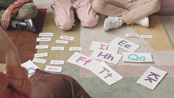 Unrecognizable Speech Therapist Using Flashcards Learning Alphabet Group Elementary Children — Stockvideo