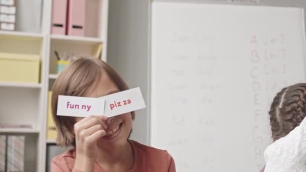 Medio Cerca Con Lentitud Divertido Niño Años Posando Con Tarjetas — Vídeo de stock