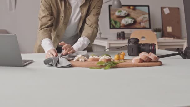 Midsection Slowmo Shot Unrecognizable Photographer Arranging Delicious Bruschetta Oval Wooden — Stock video