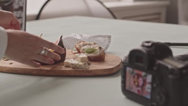 Slowmo Close Unrecognizable Food Blogger Looking Photo Blue Cheese Bruschetta — Stok video