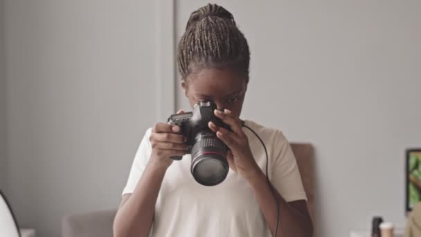 Waist Slowmo Shot African American Female Food Photographer Taking Pictures — Vídeos de Stock