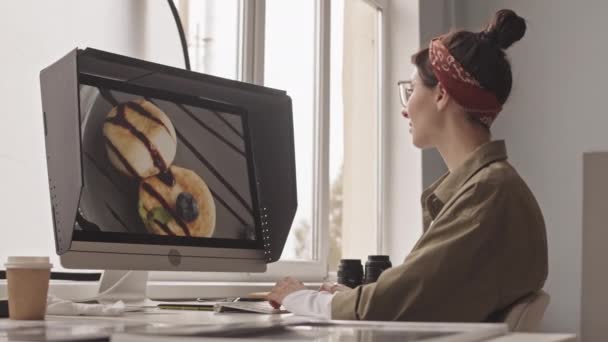 Side View Medium Shot Young Female Photographer Editing Food Picture — Stock videók