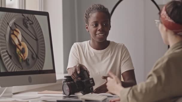 Medium Shot African American Female Photographer Talking Her Caucasian Colleague — Stockvideo