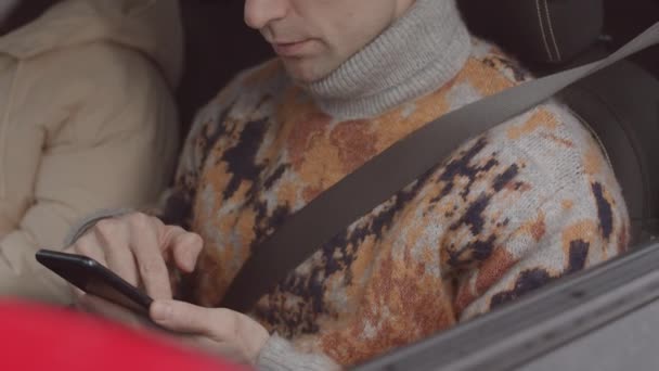 Tilting Slowmo Shot Caucasian Man Fastened Seat Belt Scrolling Smartphone — 图库视频影像