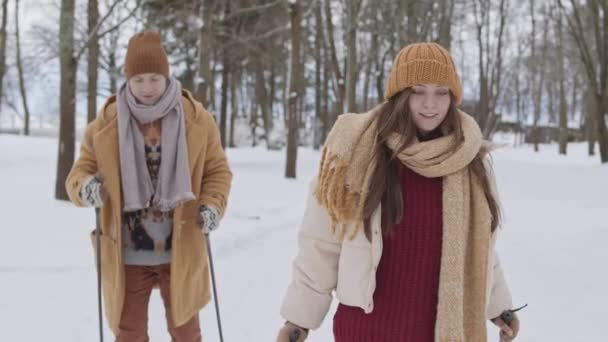 Tracking Medium Slowmo Shot Young Caucasian Couple Skiing Together Beautiful — стокове відео
