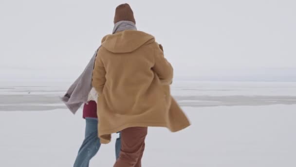 Slowmo Shot Loving Young Caucasian Couple Running Snowy Winter Beach — Stok video