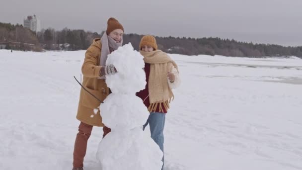 Slowmo Shot Young Caucasian Couple Making Snowman While Spending Cold — 图库视频影像