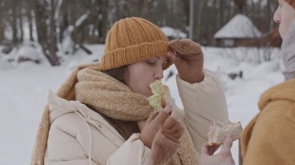 Medium Closeup Young Loving Couple Talking Eating Sandwiches Outdoors Cold — Stok video