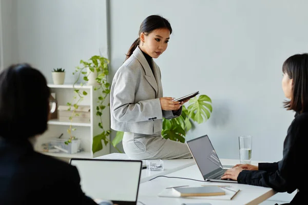 Portrait Young Asian Businesswoman Speaking Colleagues While Sitting Table Business — ストック写真