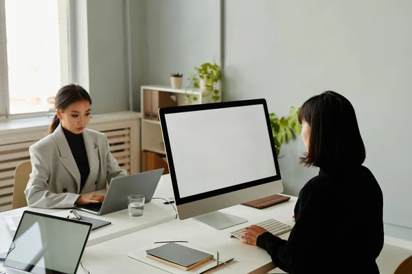 Two Asian Businesswomen Using Computers White Screen While Working Desk — Stock Photo, Image
