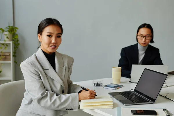 Portrait Young Asian Businesswoman Looking Camera Smiling While Working Table — Stock Photo, Image