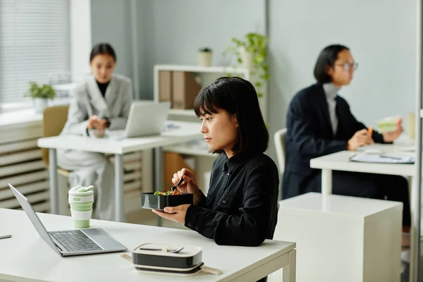 Side View Portrait Young Asian Woman Enjoying Hot Lunch Desk — ストック写真