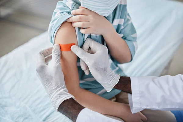 Garçon se faire vacciner — Photo