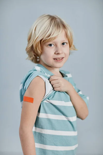 Dumny chłopiec z gipsem do szczepień — Zdjęcie stockowe