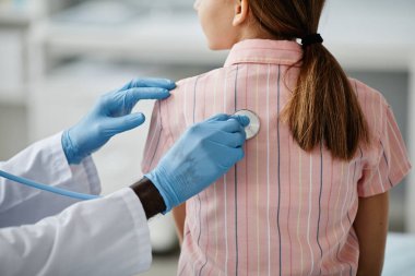 Çocuk doktoru Klinikte Çocuğu İnceleme
