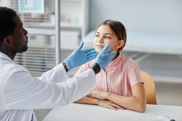 Doctor Examining Girl in Clinic — Stock Photo, Image
