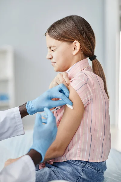 Mutige Mädchen lassen sich impfen — Stockfoto
