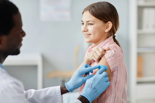 Smiling Girl Getting Vaccinated — Stock Photo, Image