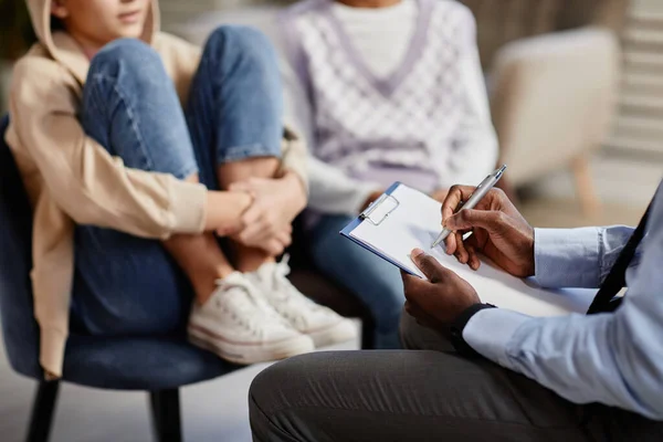 Close African American Psychologist Taking Notes Clipboard Therapy Session Children — ストック写真