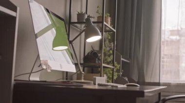 Çalışma masası ve bilgisayar monitörlü rahat ev ofisinin yavaş incelemesi yok.