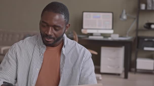 Slowmo Skott Afroamerikansk Affärsman Ringa Telefonsamtal Och Skriva Bärbar Dator — Stockvideo
