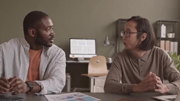 Портрет Двох Молодих Різноманітних Чоловіків Які Працюють Команді Сучасному Офісі — стокове відео