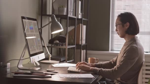 Bilgisayarda Çalışan Ofis Masasında Evrak Işleriyle Uğraşan Uzun Saçlı Asyalı — Stok video