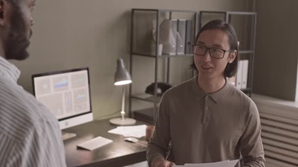 Orta Yavaş Çekimde Gözlüklü Gülümseyen Asyalı Genç Adam Modern Ofiste — Stok video