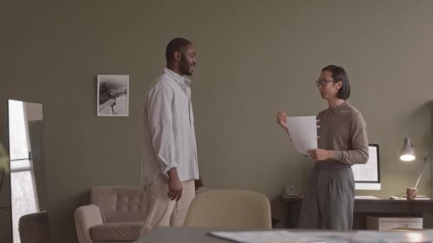 Modern Ofiste Dikilirken Konuşan Iki Genç Erkek Arkadaşın Pan Yavaş — Stok video