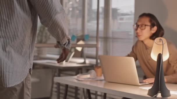 Seguimiento Tiro Lento Hombre Afroamericano Estrechando Mano Colega Masculino Asiático — Vídeo de stock