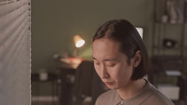 Середній Гарнітур Повільним Виглядом Молодого Азіата Який Одягає Окуляри Вночі — стокове відео