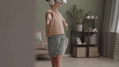 Evde yoga yapan VR kulaklıklı 11 yaşındaki kızın yavaş çekimleri.