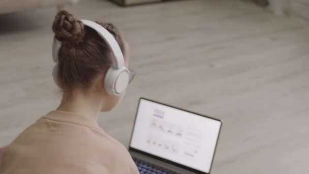 Mittlere Nahaufnahme Mit Einem Kleinen Mädchen Mit Kopfhörern Lotus Pose — Stockvideo