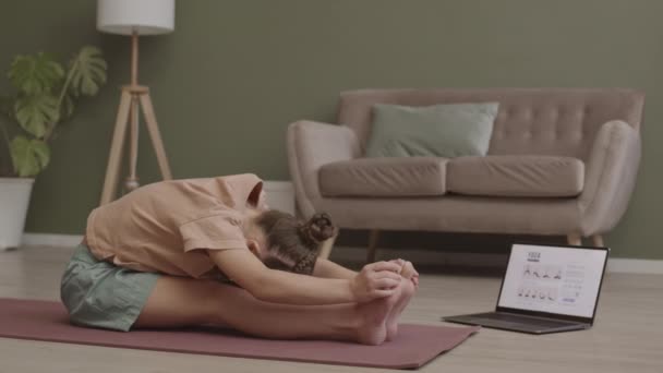 Tiro Lento Niña Caucásica Años Que Practica Yoga Usando Ejercicios — Vídeos de Stock