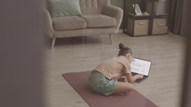 Evde Yoga Yapan Yaşındaki Beyaz Bir Kızın Laptopta Özel Ders — Stok video