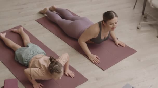 Anne Kızının Laptoptaki Video Dersini Kullanarak Evde Yoga Yaptığı Yavaş — Stok video