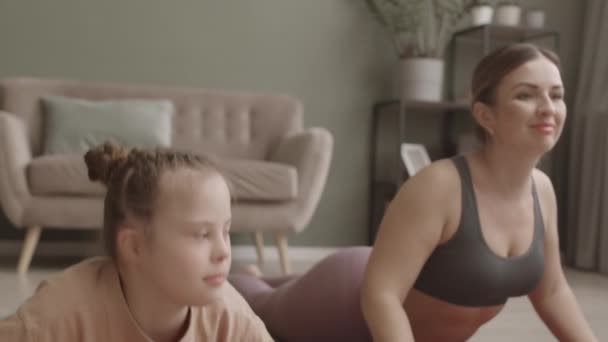 Annesini Küçük Kızını Evden Bilgisayarında Sanal Yoga Dersi Alırken Yavaş — Stok video