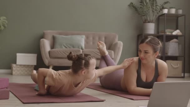 Slowmo Shot Mamma Figlia Attive Sdraiate Stuoie Yoga Casa Con — Video Stock