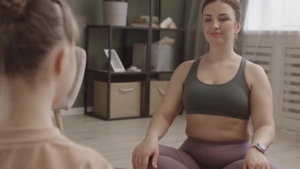 Anne Küçük Kızın Evde Birlikte Meditasyon Yaparken Yoga Minderlerinde Dua — Stok video