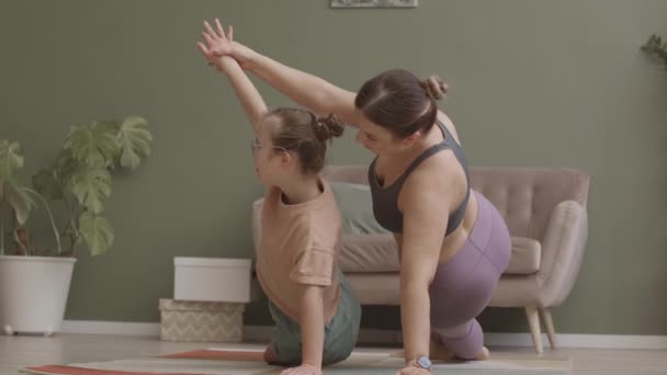 Slowmo Shot Fir Mother Daughter Training Together Home Doing Stretching — Stock Video