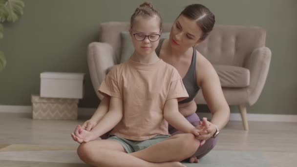 Yaşındaki Kızına Lotus Pozisyonunda Nasıl Oturacağını Öğretirken Evde Birlikte Yoga — Stok video