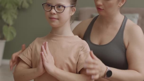 Slowmo Schuss Von Mutter Lehrerin Ihre Kleine Tochter Einige Yoga — Stockvideo