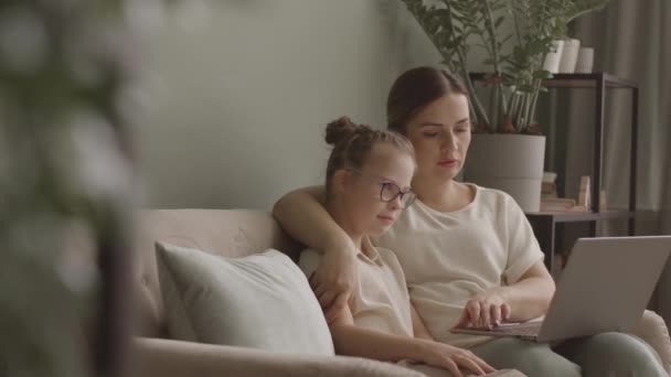 Anne Kızının Rahat Bir Evdeki Kanepede Oturup Dizüstü Bilgisayar Başında — Stok video