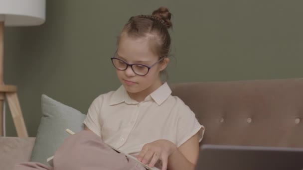 Gözlüklü Güzel Yaşında Bir Kızın Evdeki Kanepede Oturup Internette Bilgisayar — Stok video